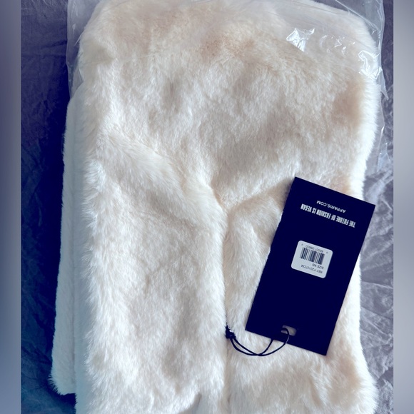 APPARIS Bambi Fuzzy Scarf Pull-through Scarf in Ivory /Cream - Picture 5 of 7